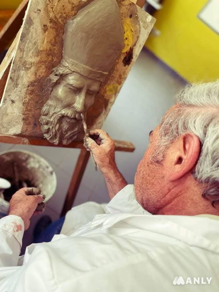 Maestro artigiano al lavoro sulla cartapesta